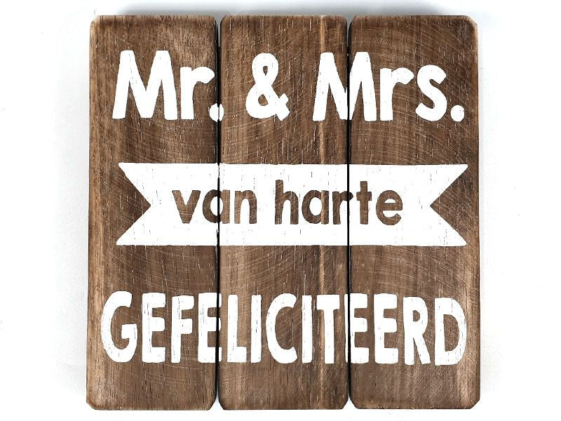 Vierkant bord van hout met de tekst gefeliciteerd - mr. en mrs.