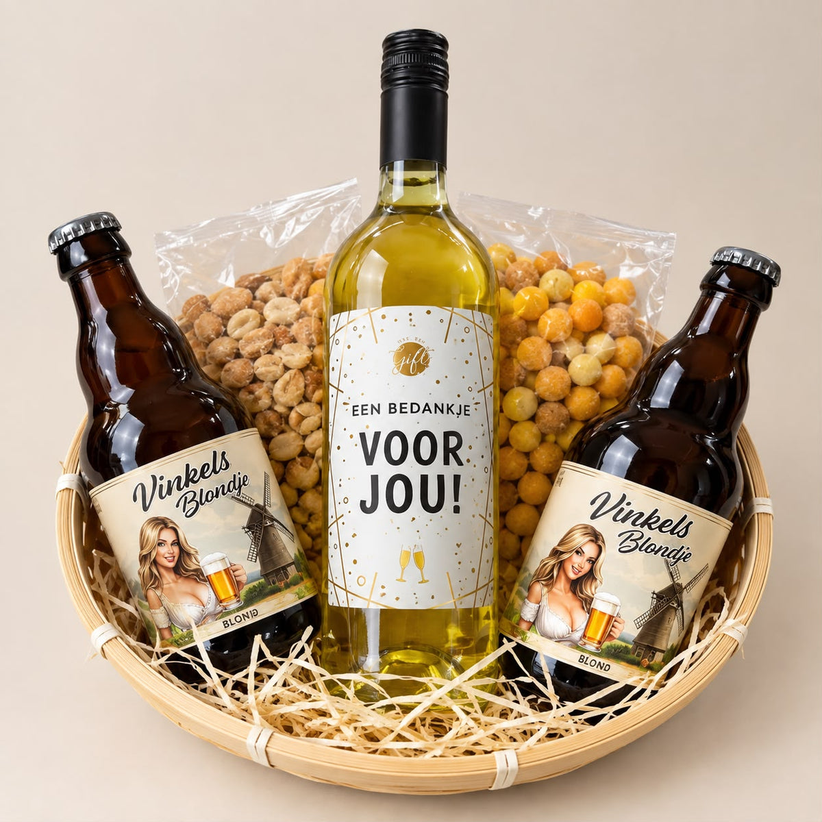 Rieten mand met 2 vinkels blond bieren en 1 fles witte wijn met de tekst bedankt