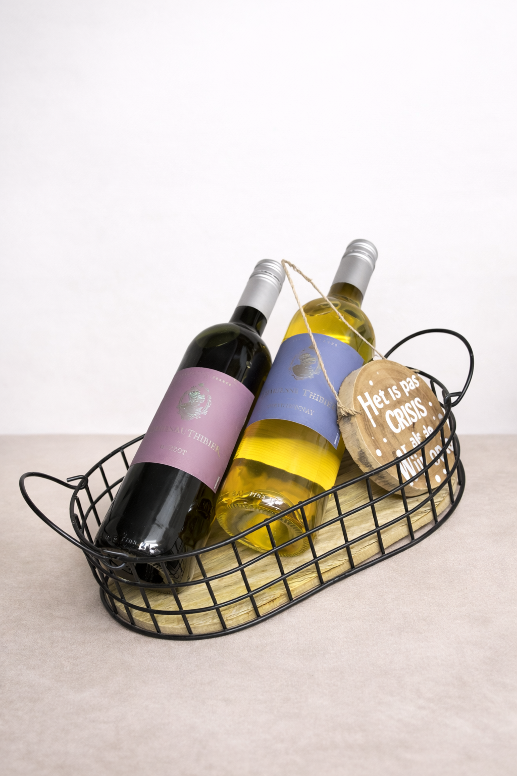 Ovale Metalen mand met twee flessen wijn. Eén merlot en chardonnay