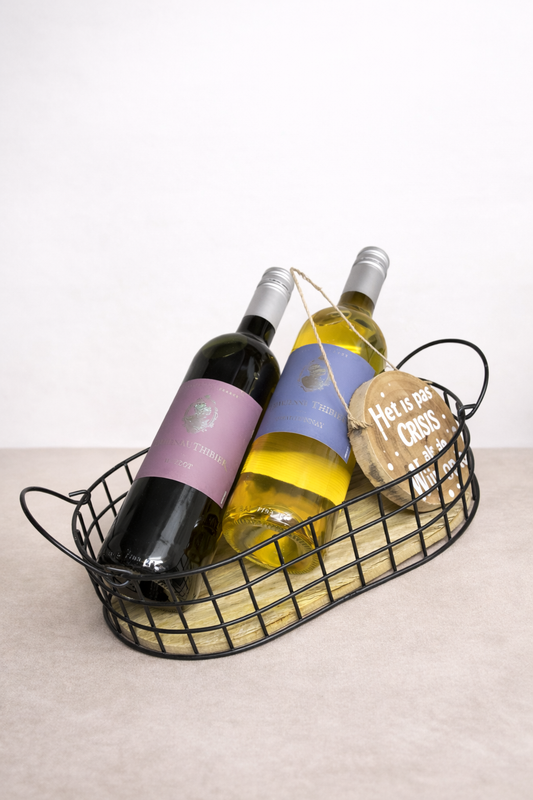Ovale Metalen mand met twee flessen wijn. Eén merlot en chardonnay 