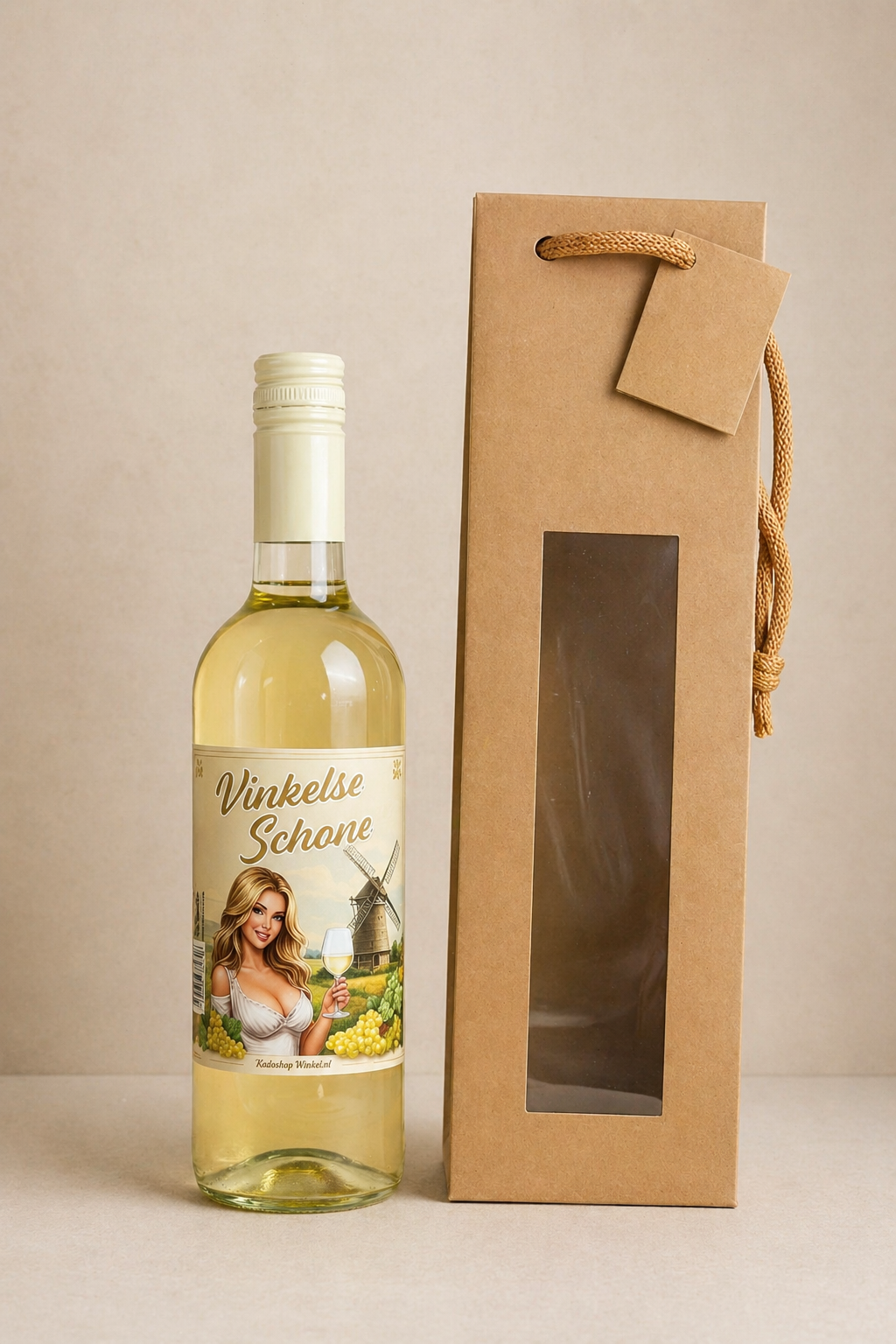 Witte wijn fles met custom made etiket. Vinkelse Schone in luxe geschenkverpakking 