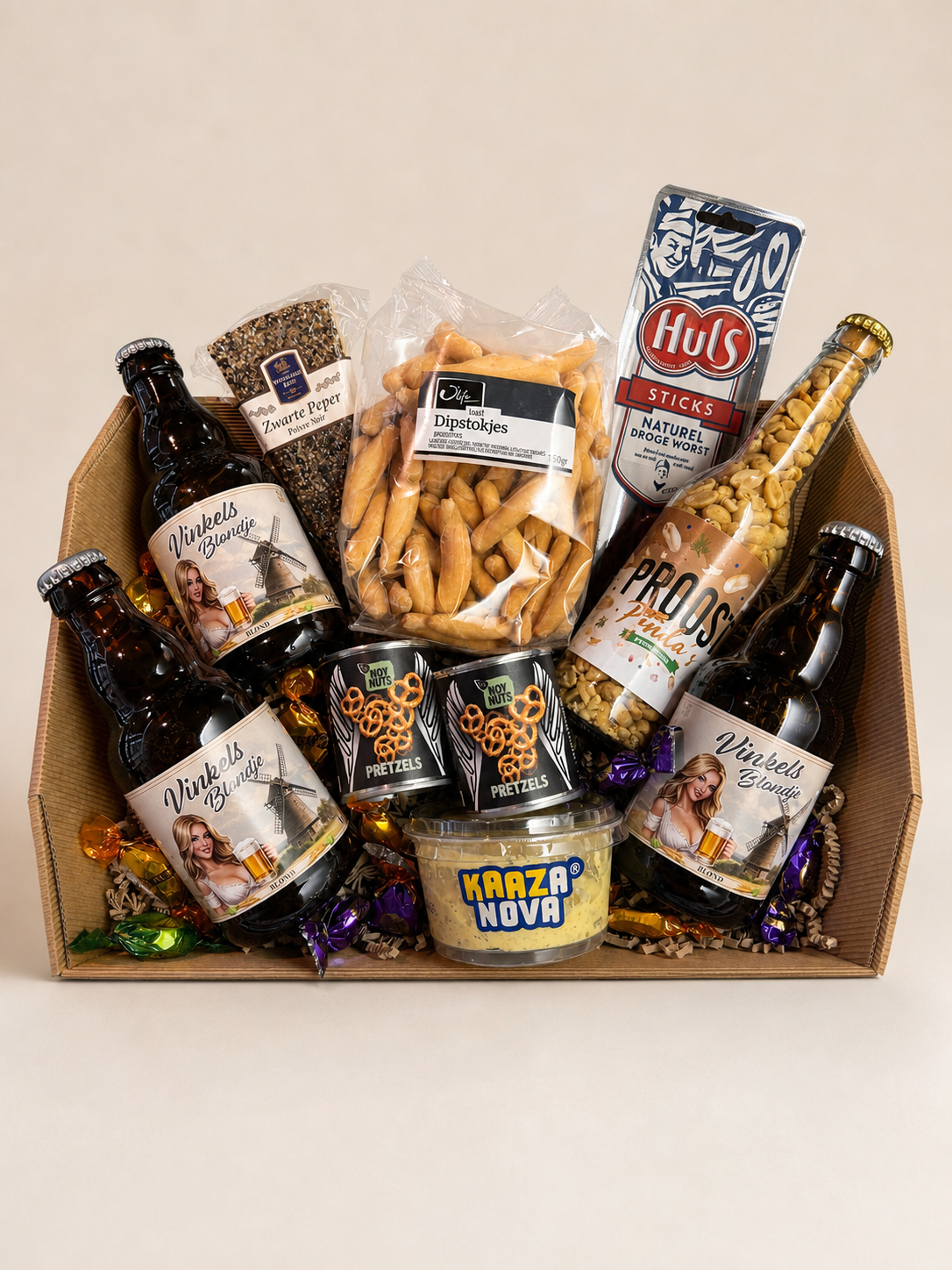 Een royale mand gevuld met Vinkels bier en lekkernijen. Perfect als kadopakket