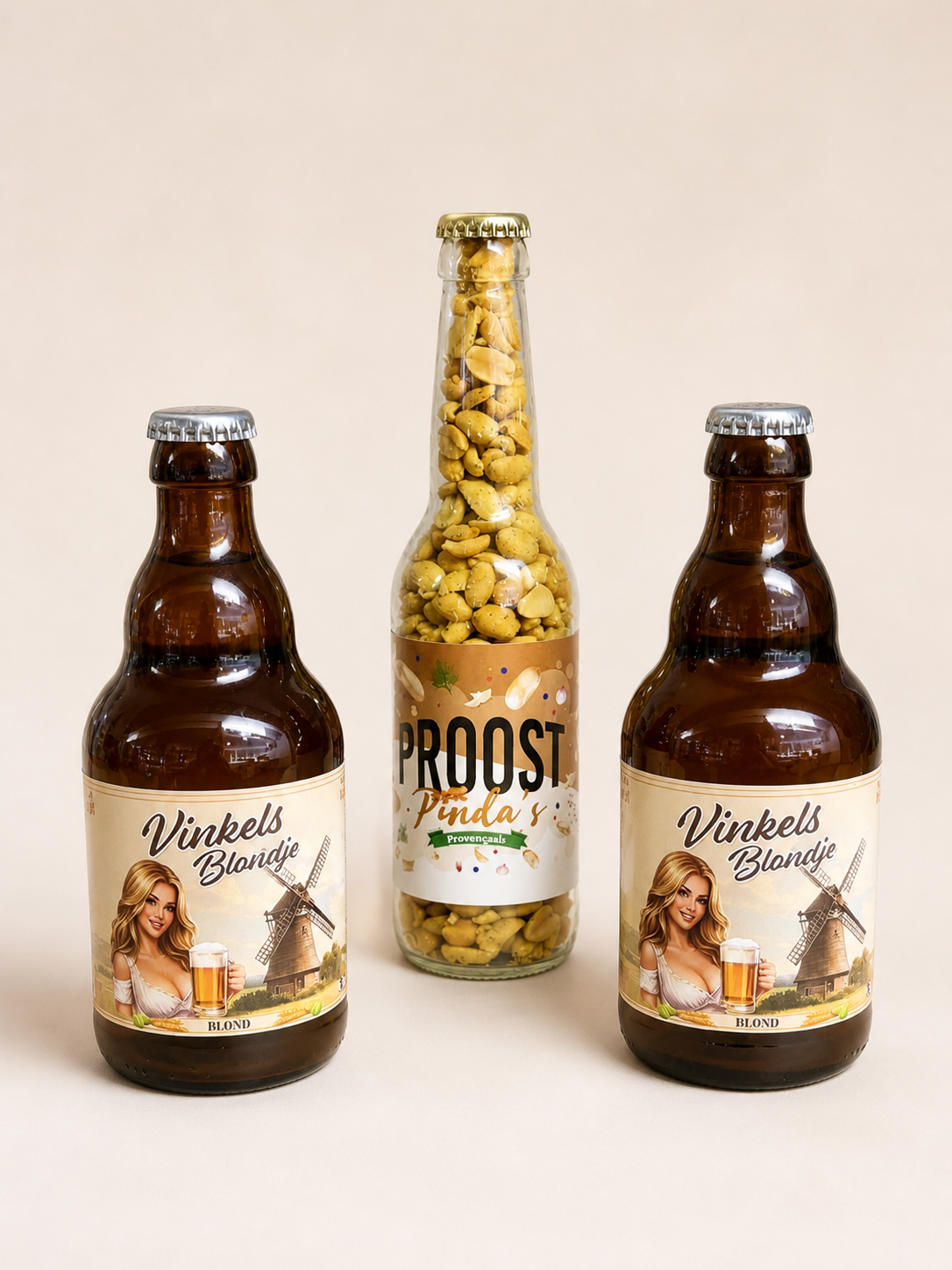 Twee flesjes Vinkels blond met een kleurrijke fles gevuld met pinda’s. Daarop de tekst proost
