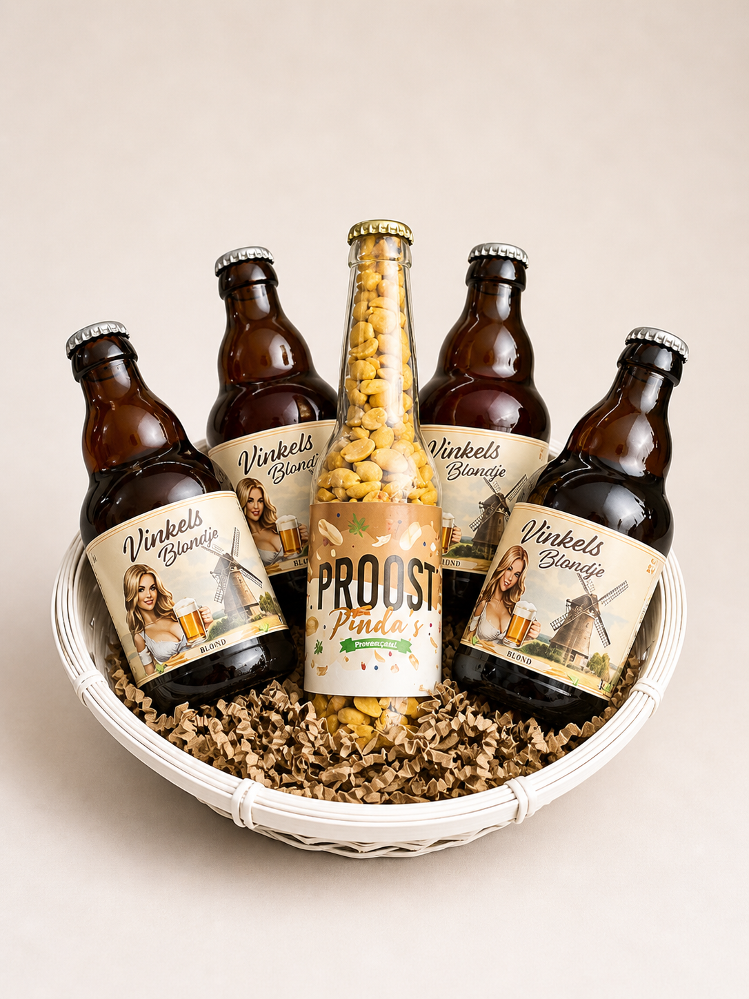 Witte mand gevuld met 4 Vinkels blondje en een fles pinda’s 