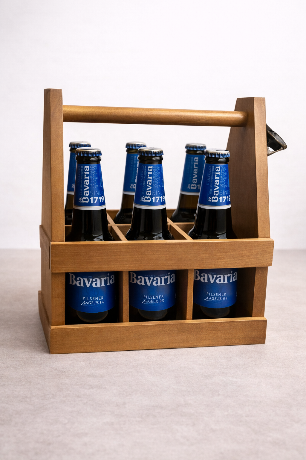Houten draagtray met een metalen opener erop gevuld met 6 flessen Bavaria bier