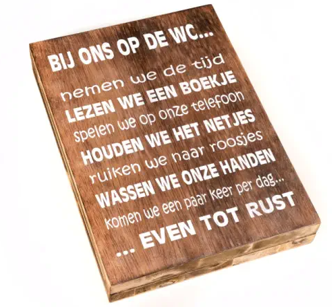houten tekstbord bij ons op de wc 